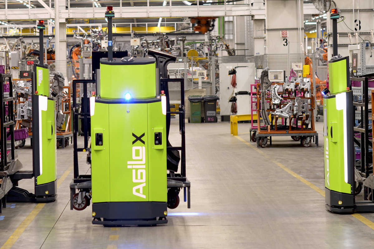 Drei mobile Logistikroboter (AGILOX ONE) zeigen intelligente Zusammenarbeit von FTS in Automobil Produktion
