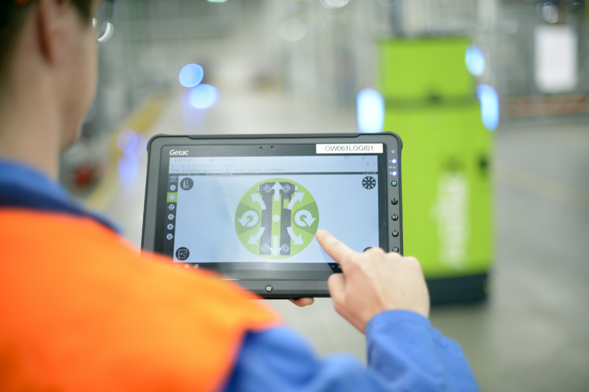 Man bedient AGV mit Tablet mit HMI Interface